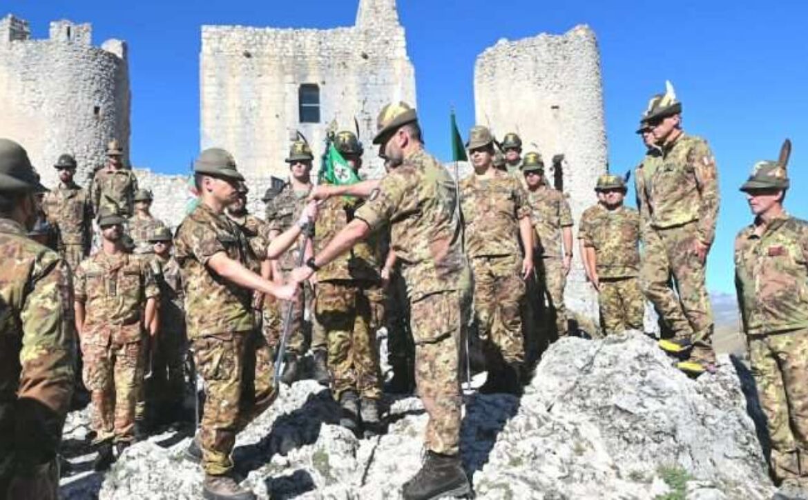 6-Il-passaggio-della-piccozza-al-nuovo-comandante-del-Btg-LAquila-1-750×400