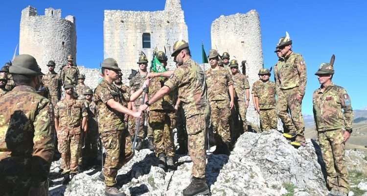 6-Il-passaggio-della-piccozza-al-nuovo-comandante-del-Btg-LAquila-1-750×400