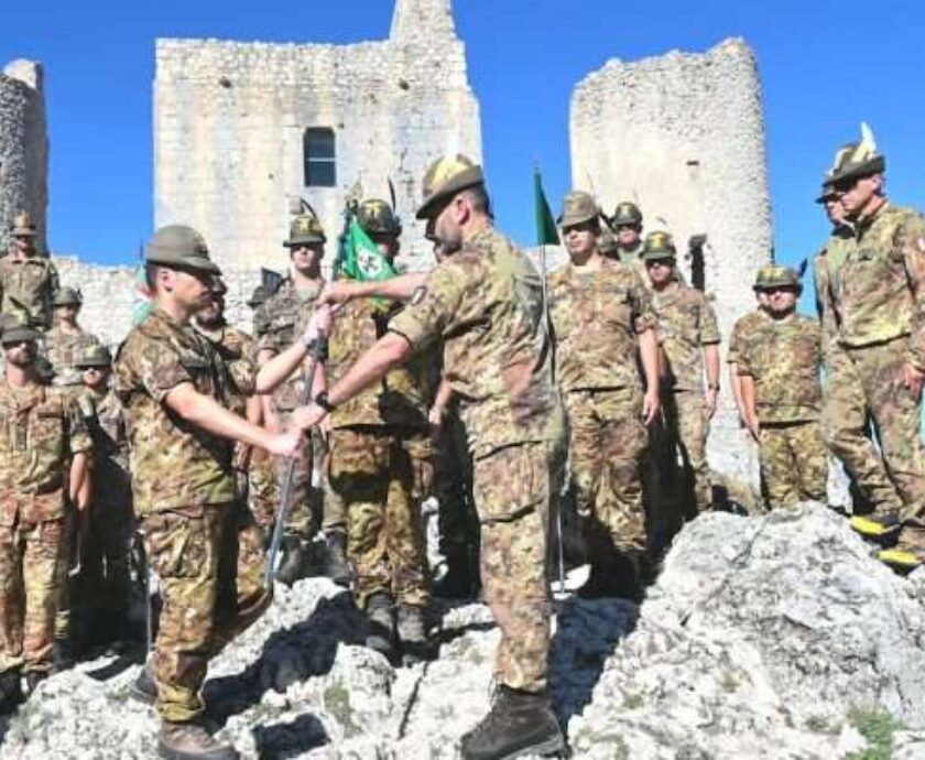 6-Il-passaggio-della-piccozza-al-nuovo-comandante-del-Btg-LAquila-1-750×400